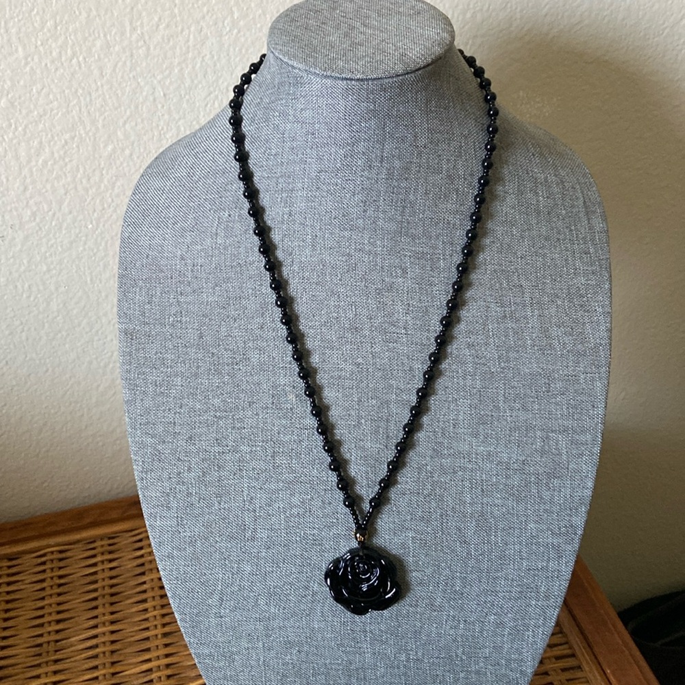 NEW RESIN FLOWER BLOSSOM PENDANT & GLASS BEADS NECKLACE